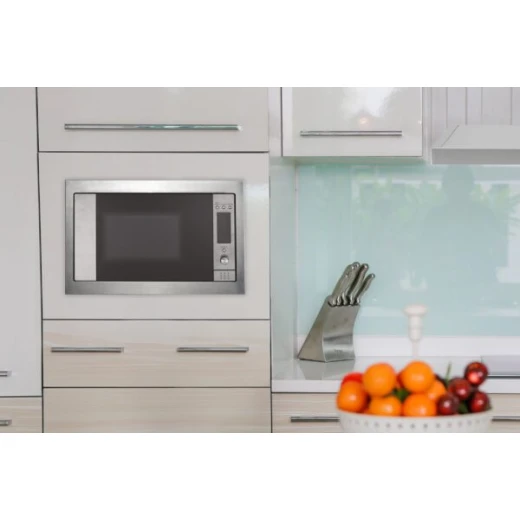 فرن ميكروويف مدمج من الستانلس ستيل من Gorenje مع شواية، سعة 30 لتر، عرض 60 سم. جهاز مطبخ متكامل للطهي السهل. يتميز بوظائف الميكروويف والشواء وتسخين فعال للمطابخ الحديثة. - جورينيه - Image 3