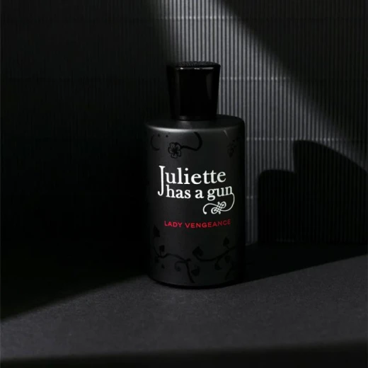 عطر جولييت هاز إيه غان ليدي فينغيانس او دي بارفان 100 مل عطر نسائي برائحة الورد الحسية - جولييت هاز آجن - Image 2