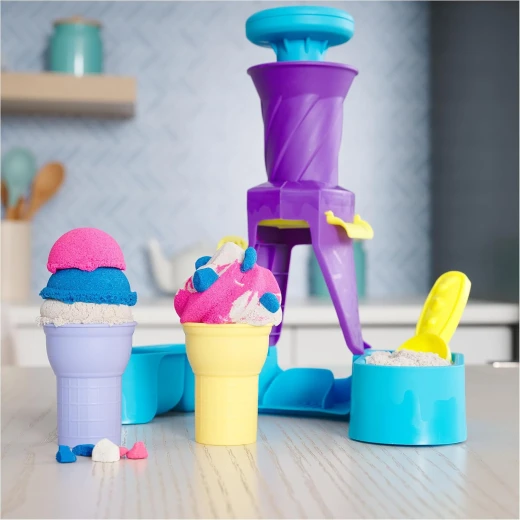 Kinetic Sand, Soft Serve Station with 396g of Play Sand (Blue, Pink, and White), 2 Ice-Cream Cones and 2 Tools, Sensory Toys for Kids Aged 5 and Up - Kinetic Sand - Image 3