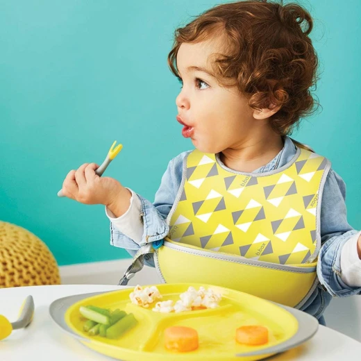 مريلة سفروملعقة مرنة ناعمة العض ، حزام رقبة قابل للتعديل ، خالٍ من مادة BPA ، خالٍ من الفثالات وPVC ، قابل للغسل في الغسالة و يمكن طيه في حقيبة خاصة به من بي بوكس - بي بوكس - Image 3