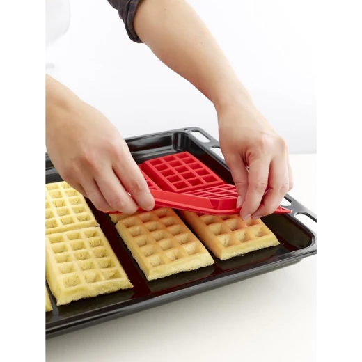 Lekue Silicone Waffle Maker Red, High Temperature Resistant, Makes 8 Waffles - Lekue - Image 2