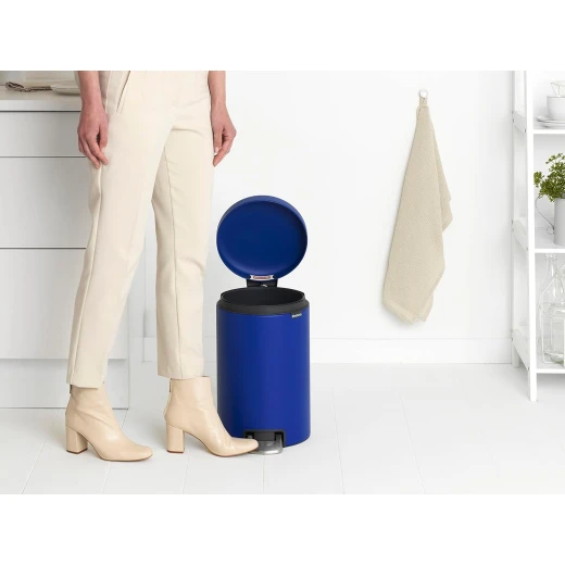 Brabantia - NewIcon Pedal Bin 12L - Medium Waste Bin for Kitchen or Bedroom - Soft Closing Lid - Light Pedal Operation - with Removable Inner Bucket - Non-Slip Base - Powerful Blue - 25 x 34 x 41 cm - Brabantia - Image 7