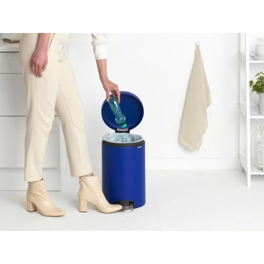 Brabantia - NewIcon Pedal Bin 12L - Medium Waste Bin for Kitchen or Bedroom - Soft Closing Lid - Light Pedal Operation - with Removable Inner Bucket - Non-Slip Base - Powerful Blue - 25 x 34 x 41 cm - Brabantia - Image 2