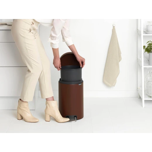 Brabantia - NewIcon Pedal Bin 12L - Medium Waste Bin for Kitchen or Bedroom - Soft Closing Lid - Light Pedal Operation - with Removable Inner Bucket - Non-Slip Base - Cosy Brown - 25 x 34 x 41 cm - Brabantia - Image 6