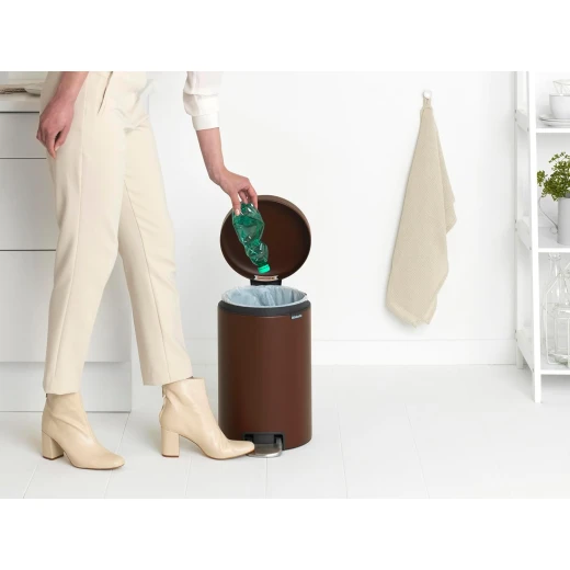 Brabantia - NewIcon Pedal Bin 12L - Medium Waste Bin for Kitchen or Bedroom - Soft Closing Lid - Light Pedal Operation - with Removable Inner Bucket - Non-Slip Base - Cosy Brown - 25 x 34 x 41 cm - Brabantia - Image 5