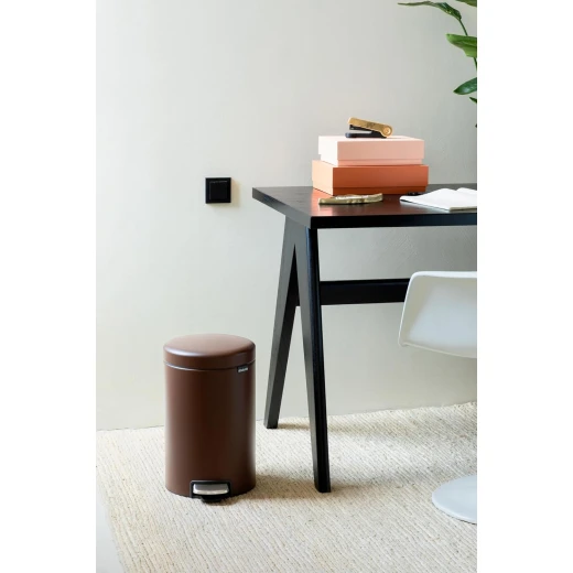 Brabantia - NewIcon Pedal Bin 12L - Medium Waste Bin for Kitchen or Bedroom - Soft Closing Lid - Light Pedal Operation - with Removable Inner Bucket - Non-Slip Base - Cosy Brown - 25 x 34 x 41 cm - Brabantia - Image 4