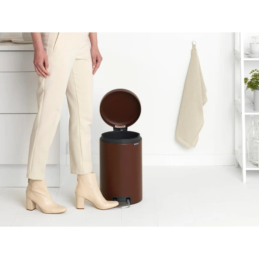 Brabantia - NewIcon Pedal Bin 12L - Medium Waste Bin for Kitchen or Bedroom - Soft Closing Lid - Light Pedal Operation - with Removable Inner Bucket - Non-Slip Base - Cosy Brown - 25 x 34 x 41 cm - Brabantia - Image 8