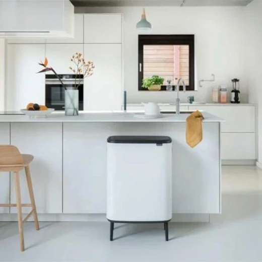 حاوية نفايات Bo Touch Bin Hi 60 لتر , أبيض، تصميم أنيق بأرجل وفتح ناعم  من برابنتيا - Image 2