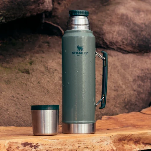 Stanley Classic Legendary Bottle 1.0L –  Hammertone Green Insulated Bottle for Hot & Cold Beverages - Stanley - Image 4