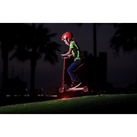 سكوتر نيون دينامو LED - أحمر - سكوتر قابل للطي بعجلتين مع سطح مضيء ومقود قابل للتعديل وقاعدة مانعة للانزلاق للأطفال من وايفوليوشن - واي فوليوشن - Image 2