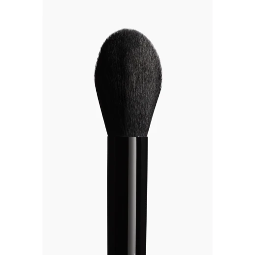 Chanel N°107 Precision Powder Brush for Contouring and Flawless Makeup, Ultra Soft Bristles, Face and Cheeks - Chanel - Image 2