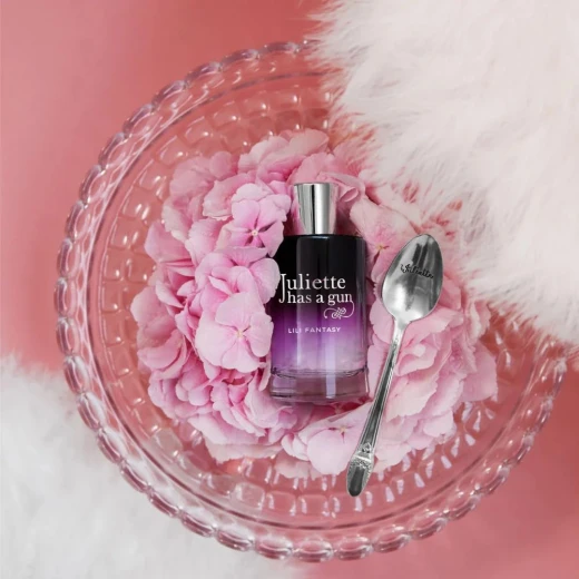 عطر جولييت هاز إيه غان ليلي فانتسي 100 مل عطر أبيض وزهري وعنبر للنساء - جولييت هاز آجن - Image 2
