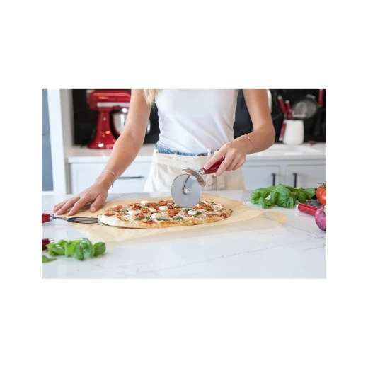 قطاعة بيتزا KitchenAid - شفرة من الفولاذ المقاوم للصدأ ومقبض مريح - كيتشن إيد - Image 4