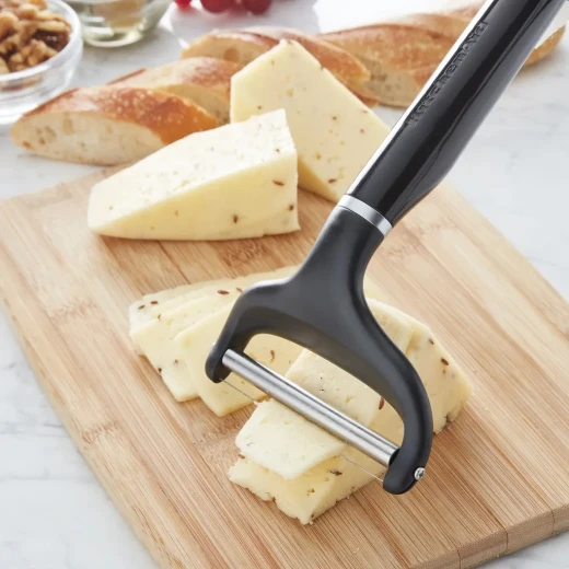 قطاعة جبن ستانلس ستيل من KitchenAid باللون الأحمر الإمبراطوري - سهلة التقطيع - كيتشن إيد - Image 2