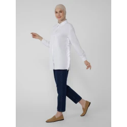 قميص نسائي ستاتي أبيض بأزرار – مقاس 46  تصميم كلاسيكي أنيق من قماش مريح وخفيف مثالي للعمل والخروجات اليومية سهل التنسيق مع الجينز أو البناطيل القماشية