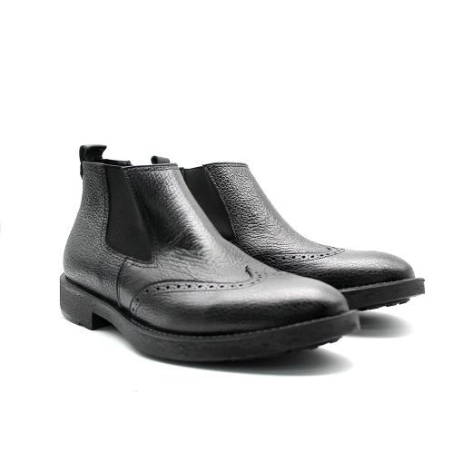 Luxury men's black leather Chelsea boots – classic, easy-to-wear brogue design – perfect for work and smart-casual looks Size 44 Luxury men's black leather Chelsea boots – classic, easy-to-wear brogue design – perfect for work and smart-casual looks Size 44