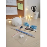مجموعة أقلام قابلة للتخصيص يمكنك صنعها بنفسك للأطفال، وهي مجموعة ممتعة وإبداعية تتيح للأطفال تصميم وتزيين أقلامهم الخاصة باستخدام المواد المضمنة، مما يشجع الخيال والإبداع الشخصي - تايمليس جفتس