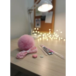 اصنع قلمك الخاص مجموعة  ممتعة للأطفال لتزيين وتصميم أقلامهم بأنفسهم باستخدام المواد المرفقة، تشجع الإبداع والتخيّل، مثالية كهدية فريدة وسهلة الاستخدام لجميع الأعمار