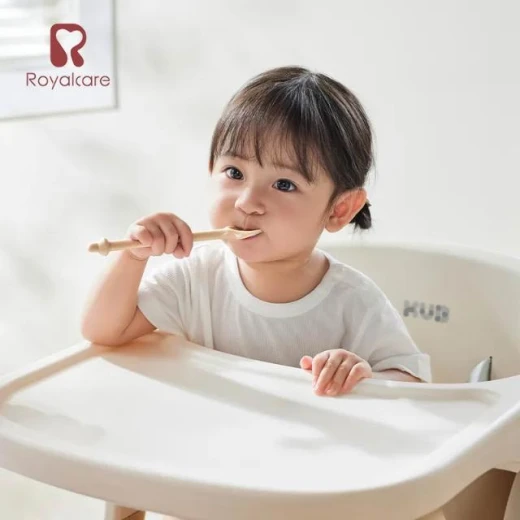 طقم ملاعق إطعام الأطفال من رويال كير مع علبة تخزين، رأس ناعم، سهل التنظيف - رويال كير - Image 4