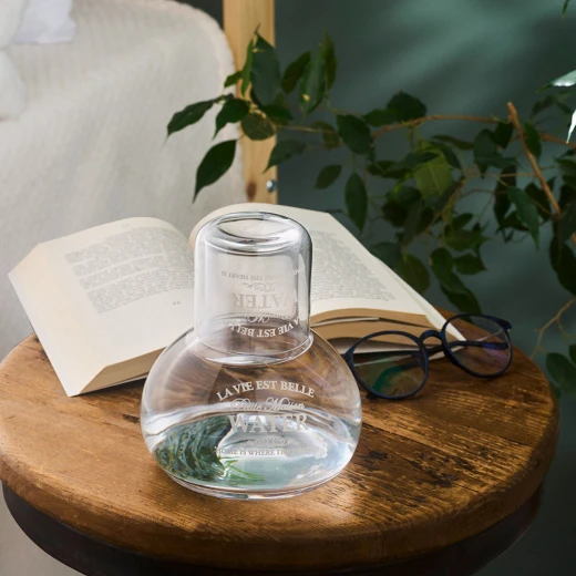 طقم ابريق كاراجا ماريا لغرفة النوم، تصميم زجاجي شفاف 1000 مل أنيق، مثالي للمياه أو المشروبات، إضافة أنيقة لغرفة نومك، متين وسهل التنظيف - كراجا - Image 4