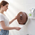 صندوق مناديل رول كبير للحائط – تركيب بدون ثقب، تصميم بلاستيكي معتم مع رف تخزين علوي وفتحة سفلية - منزل لولو شوب