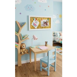 إطار ذكريات عصري بخلفية ذهبية براقة وتصميم حبل الغسيل مع مشابك ملونة – برواز خشبي أبيض تفاعلي لعرض الصور والبطاقات (المقاس 41×21 سم)