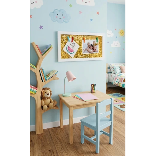 إطار ذكريات عصري بخلفية ذهبية براقة وتصميم حبل الغسيل مع مشابك ملونة – برواز خشبي أبيض تفاعلي لعرض الصور والبطاقات (المقاس 41×21 سم) - منزل لولو شوب - Image 2
