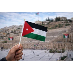 علم الأردن على عصاية 27×20 سم – علم وطني عالي الجودة مع عصا بلاستيكية خفيفة، مثالي للاحتفالات والمناسبات الوطنية والمدارس والفعاليات الرسمية