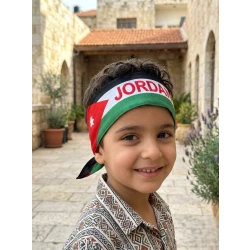 ربطة رأس باندانة بتصميم علم الأردن، وشاح رأس مطبوع كلمة الأردن باللون الأحمر، مقاس 6.5 سم عرض و83 سم طول، قطعة إكسسوار وطنية للجنسين مرنة وناعمة، مثالية للمناسبات والاحتفالات بجودة عالية وألوان ثابتة تدوم