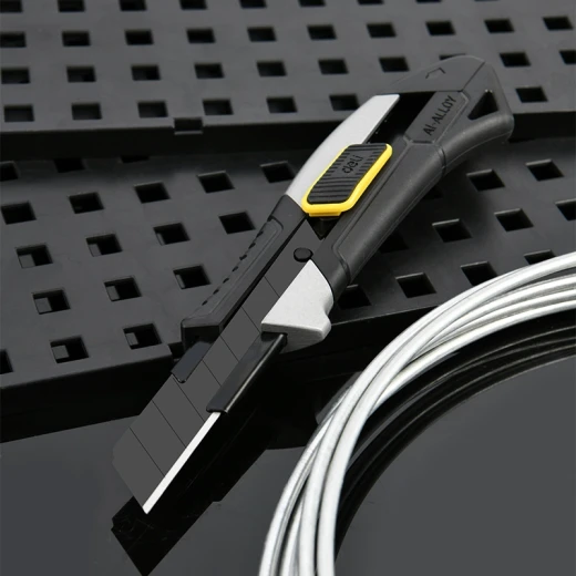 Deli 18mm Aluminum Alloy Utility Knife SK2 Blade TPR ABS Body Standard Color - Deli - Image 6