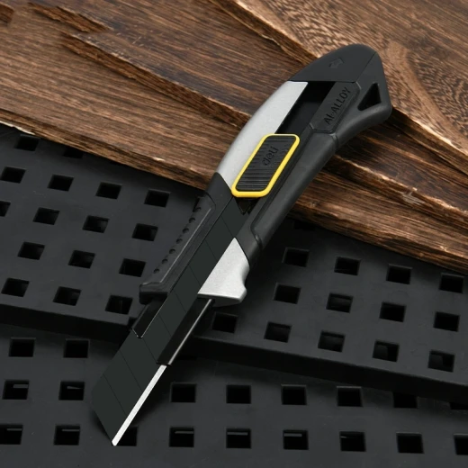 Deli 18mm Aluminum Alloy Utility Knife SK2 Blade TPR ABS Body Standard Color - Deli - Image 3