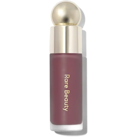 رير بيوتي Soft Liquid Blush – درجة Believe، بلاشر سائل خفيف بلمسة مطفية ناعمة، تركيبة سهلة الدمج وطويلة الثبات تمنح الخدود مظهراً طبيعياً وصحياً