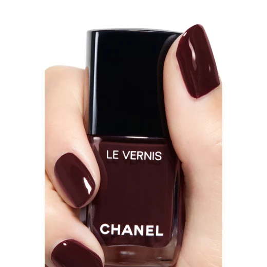 Chanel Le Vernis Nail Colour 155 Rouge Noir 12 ml, Long-Lasting Nail Polish Chanel Le Vernis Nail Colour 155 Rouge Noir 12 ml, Long-Lasting Nail Polish