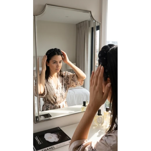 طوق شعر مبطن بتصميم فقاعات مزين بأحجار لامعة أنيقة عصابة رأس مريحة وخفيفة مضادة للانزلاق مناسبة للاستخدام اليومي والحفلات والمناسبات وتنسيق الإطلالات النسائية بمظهر عصري راقٍ - متجر وتين - Image 2