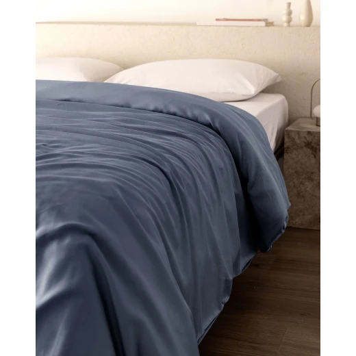 غطاء لحاف مدام كوكو Ciel كينج ساتان 240×220 سم – غطاء سرير فاخر وناعم بتصميم أنيق، يمنح الراحة ويضيف لمسة راقية لغرفة النوم - مدام كوكو - Image 3