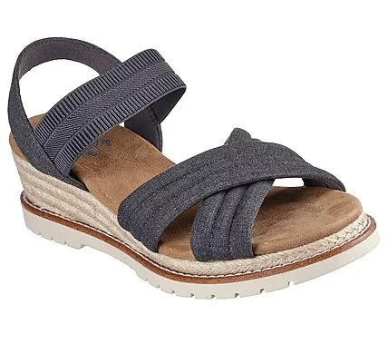صندل إسفين ديزرت تشيل من سكيتشرز للنساء، تصميم سويت كروسينغ، لون فحمي، مقاس 38، مزود بوسادة قدم مريحة من ميموري فوم - سكيتشرز - Image 9