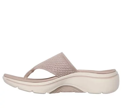 صندل سكيتشرز للنساء جو ووك آرتش فيت 2.0 كاري بلون بني رمادي مقاس 37 يتميز بحزام سريع الجفاف، نعل داخلي بتصميم Goga Mat، توسيد ULTRA GO وتقنية Comfort Pillar لدعم إضافي - سكيتشرز - Image 5