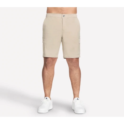 شورت رجالي Skechers GO DRI All Day Downtown Cargo مقاس 9 بوصة رملي S يتميز بنسيج طارد للرطوبة سريع الجفاف خصر مطاطي برباط وجيب خلفي بسحاب - سكيتشرز - Image 2