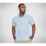 قميص سكيتشرز جو ووك اير للرجال بأكمام قصيرة أزرق فاتح يتميز بنسيج SKECHWEAVE Air مع جيب على الصدر وياقة كلاسيكية مقاس S - سكيتشرز