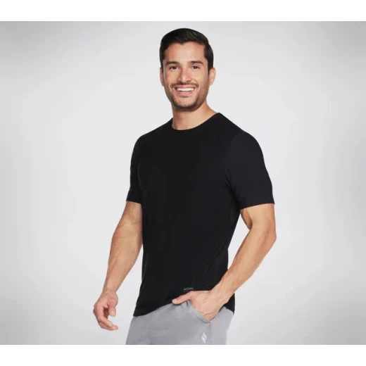 تي شيرت GO DRI® All Day للرجال أسود مقاس S صديق للبيئة يمتص الرطوبة ويجف سريعًا بأكمام قصيرة ودرزات مسطحة للراحة - سكيتشرز - Image 3