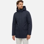 جاكيت Geox Vincit Man طويل للرجال سكاي كابتن 58 بوليستر معاد تدويره ملابس خارجية للرجال غطاء رأس قابل للإزالة مقاوم للماء واقي من الرياح حشوة مستدامة درجات حرارة الخريف 170 حرف - جيوكس