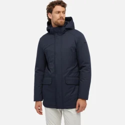 جاكيت Geox Vincit Man طويل للرجال سكاي كابتن 58 بوليستر معاد تدويره ملابس خارجية للرجال غطاء رأس قابل للإزالة مقاوم للماء واقي من الرياح حشوة مستدامة درجات حرارة الخريف 170 حرف
