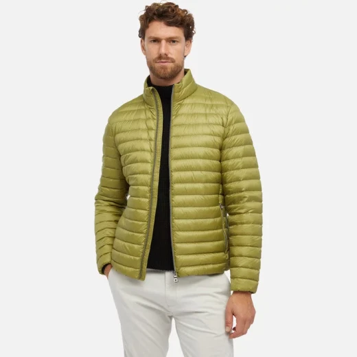 GEOX Warrens Man Olive Green Puffer Jacket Cropped for Men Autumnal Weight Ultra Lightweight Quilted Nylon Water Repellent Windblocking Finish Packable Anorak Available in Size 50 GEOX Warrens Man Olive Green Puffer Jacket Cropped for Men Autumnal Weight Ultra Lightweight Quilted Nylon Water Repellent Windblocking Finish Packable Anorak Available in Size 50