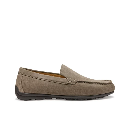حذاء لوفر رجالي من جيوكس سفريكا إي سي 16، رمادي حمامي، مقاس 42: مصنوع من جلد الغزال لتوفير توسيد وراحة استثنائية، مثالي للارتداء اليومي غير الرسمي، رقم المنتج U55HYA.00022.C1018 - جيوكس - Image 2