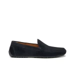 حذاء لوفر رجالي إستريا أزرق داكن من جلد الغزال ناعم ومريح وجيد التهوية بتصميم أنيق وعصري للمظهر الحضري مقاس 43 سهل الارتداء مثالي للاستخدام اليومي رقم المنتج U653KC 00022 C4002 - إستريا