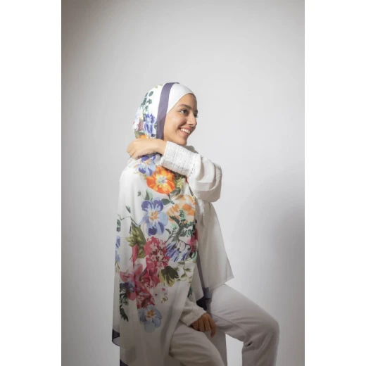حجاب جورجيت شيفون ناعم وخفيف من لوف جاردن، لون أزرق أنيق ورقيق. يتميز بتصاميم حصرية، صنع في مصر، ومقاس طويل جدًا 300 × 70 سم. مثالي للارتداء اليومي - لوف جاردن - Image 2
