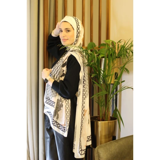 حجاب كاين من الشيفون الجورجيت بنقشة زهور: وشاح ناعم ومريح للارتداء اليومي، بتصاميم حصرية، مقاس طويل جدًا 300×70 سم، صنع في مصر لإطلالة أنيقة - فلاور باور - Image 2