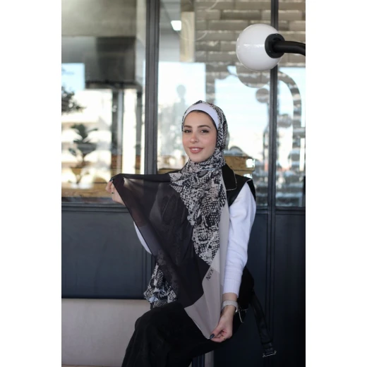 حجاب كاين بنقشة جلد الثعبان من الشيفون الجورجيت: وشاح ناعم ومريح لإطلالة أنيقة يومية، يتميز بنقوش حصرية، صنع في مصر، ومقاس طويل جدًا 300 × 70 سم - ثعبان - Image 2