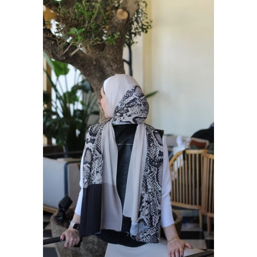 حجاب كاين بنقشة جلد الثعبان من الشيفون الجورجيت: وشاح ناعم ومريح لإطلالة أنيقة يومية، يتميز بنقوش حصرية، صنع في مصر، ومقاس طويل جدًا 300 × 70 سم - ثعبان - Image 4