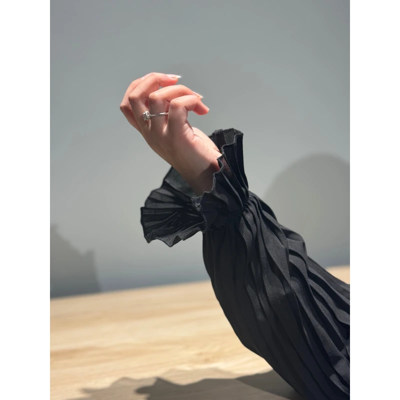Elegant Black Pleated Sleeves for Women Formal Wear Fashion Accessory 2024 New Collection